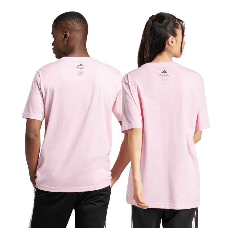 Camiseta-Manga-Corta-adidas-para-hombre-M-L-Drink-Tee-para-moda-color-rosado.-Lateral-Sobre-Modelo