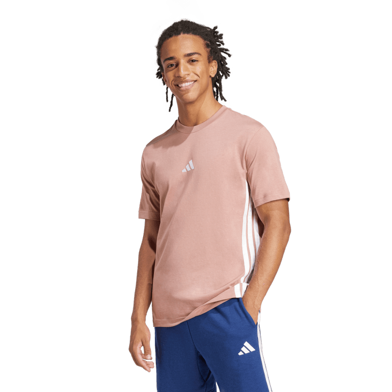 Camiseta-Manga-Corta-adidas-para-hombre-M-3S-Sj-T-para-moda-color-rojo.-Frente-Sobre-Modelo