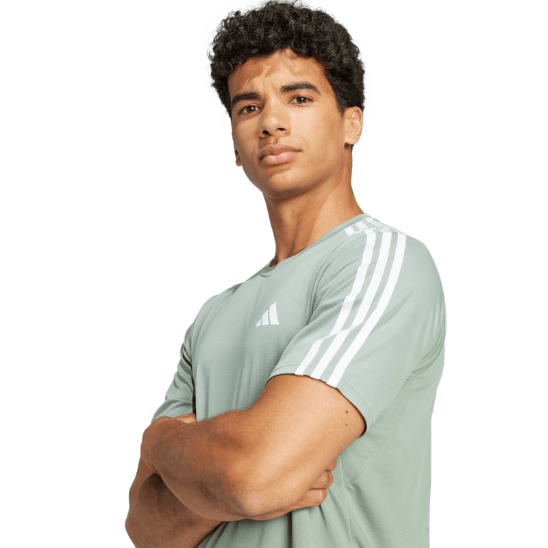 Camiseta-Manga-Corta-adidas-para-hombre-Tr-Es-Base-3S-T-para-entrenamiento-color-verde.-Lateral-Sobre-Modelo