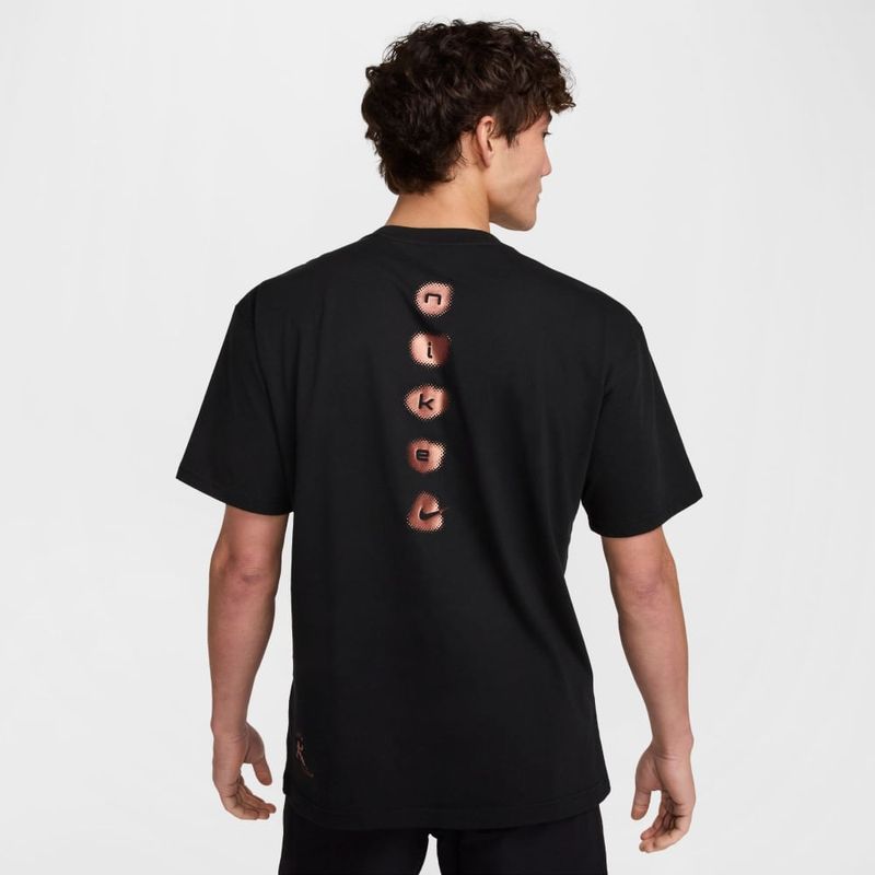 Camiseta-Manga-Corta-nike-para-hombre-U-Nsw-Tee-M90-Oc-Airmax-Day-2-para-moda-color-negro.-Frente-Sobre-Modelo
