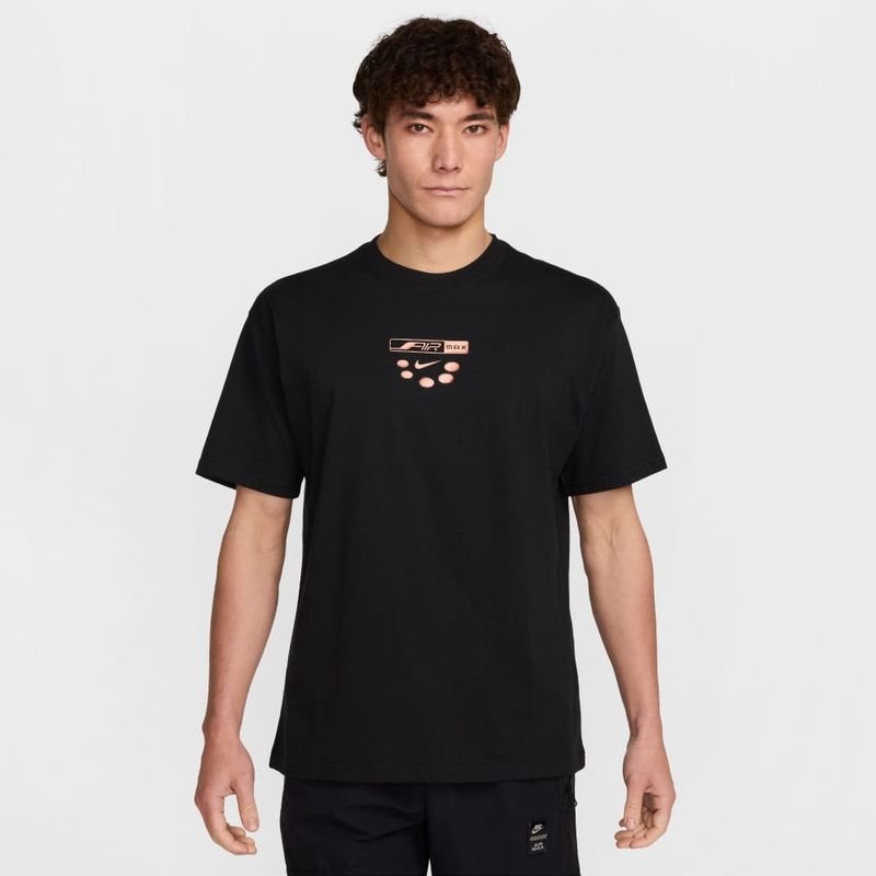 Camiseta-Manga-Corta-nike-para-hombre-U-Nsw-Tee-M90-Oc-Airmax-Day-2-para-moda-color-negro.-Reverso-Sobre-Modelo