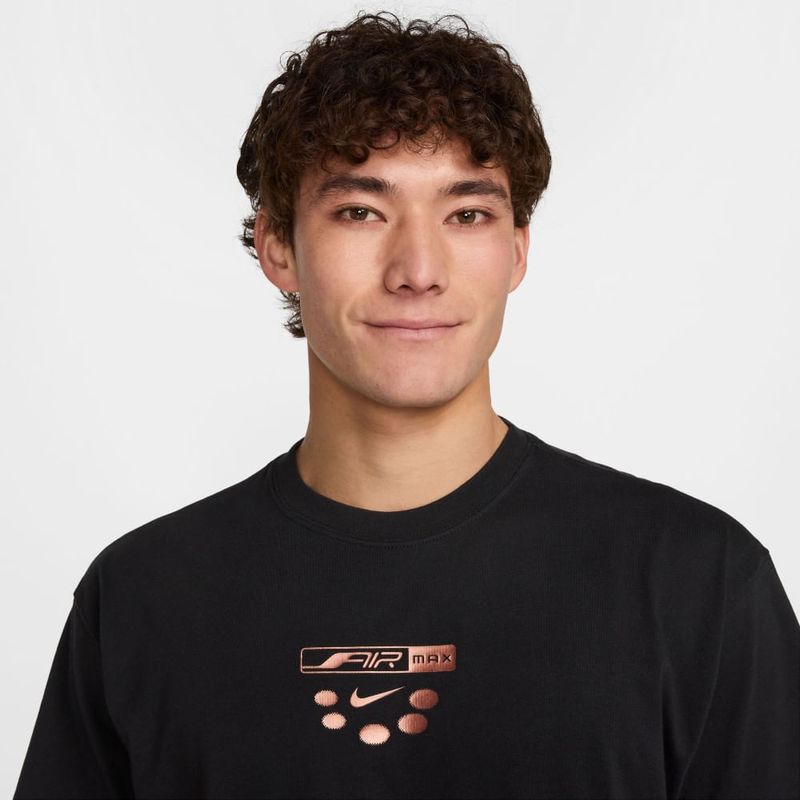 Camiseta-Manga-Corta-nike-para-hombre-U-Nsw-Tee-M90-Oc-Airmax-Day-2-para-moda-color-negro.-Reverso-Sobre-Modelo