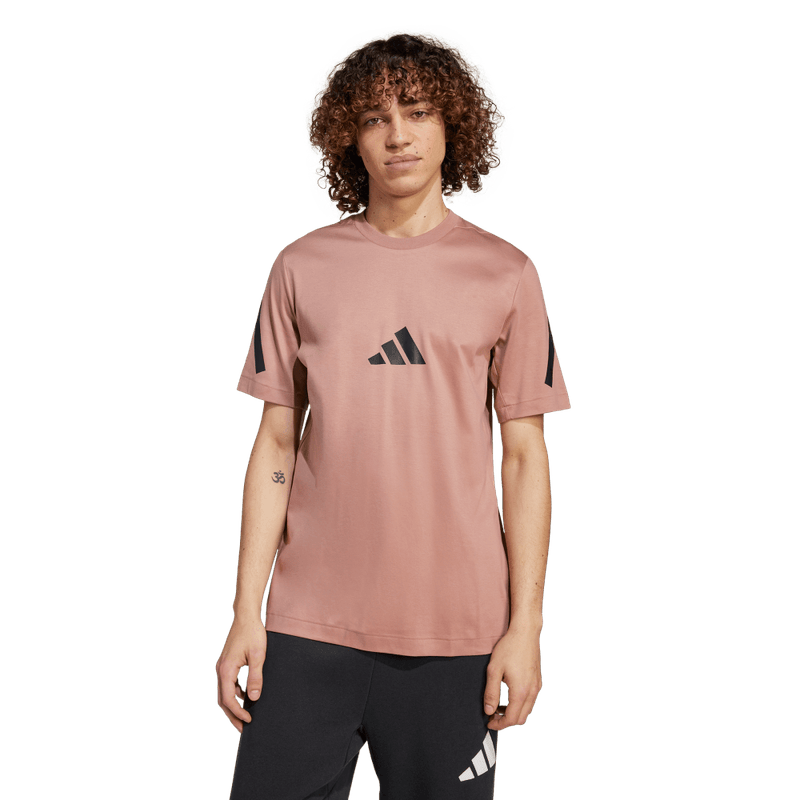 Camiseta-Manga-Corta-adidas-para-hombre-M-Z.N.E.-Tee-para-moda-color-rosado.-Frente-Sobre-Modelo