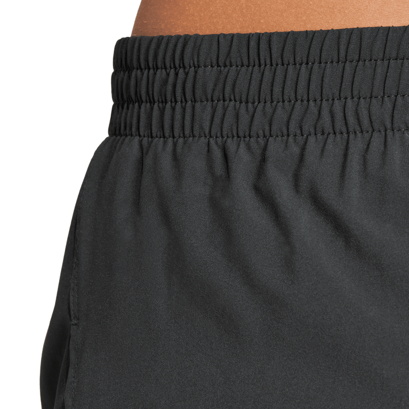 Pantaloneta-adidas-para-mujer-Adizero-E-Split-para-correr-color-negro.-Lateral-Sobre-Modelo