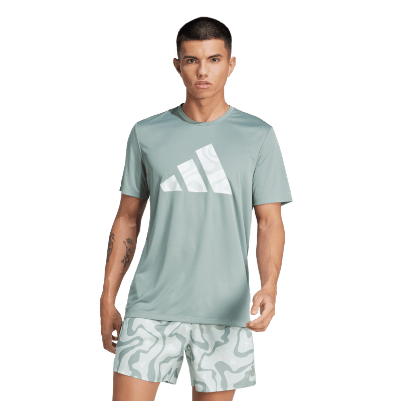 Camiseta-Manga-Corta-adidas-para-hombre-Run-It-Bl-Tee-M-para-correr-color-verde.-Frente-Sobre-Modelo
