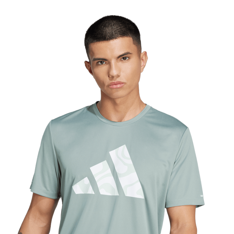 Camiseta-Manga-Corta-adidas-para-hombre-Run-It-Bl-Tee-M-para-correr-color-verde.-Detalle-Reflectivo-Modelo