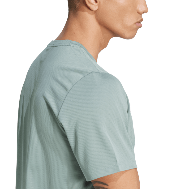 Camiseta-Manga-Corta-adidas-para-hombre-Run-It-Bl-Tee-M-para-correr-color-verde.-Lateral-Sobre-Modelo