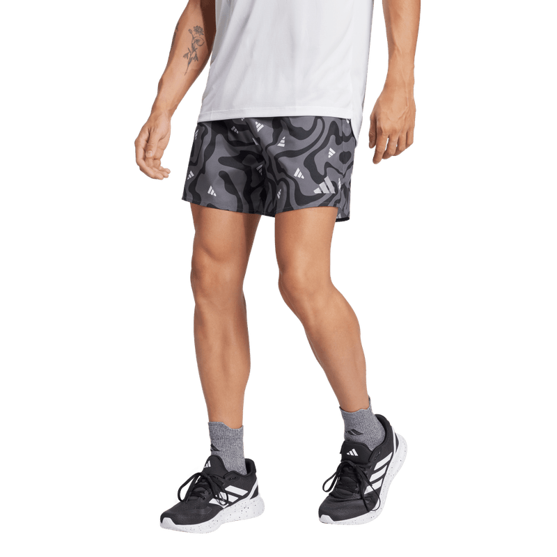 Pantaloneta-adidas-para-hombre-Run-It-Bl-Sho-M-para-correr-color-negro.-Frente-Sobre-Modelo