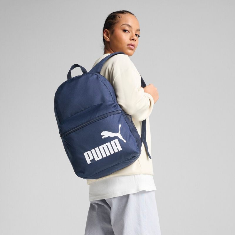 Morral-puma-para-hombre-Puma-Phase-Backpack-para-moda-color-azul.-Frente-Sobre-Modelo