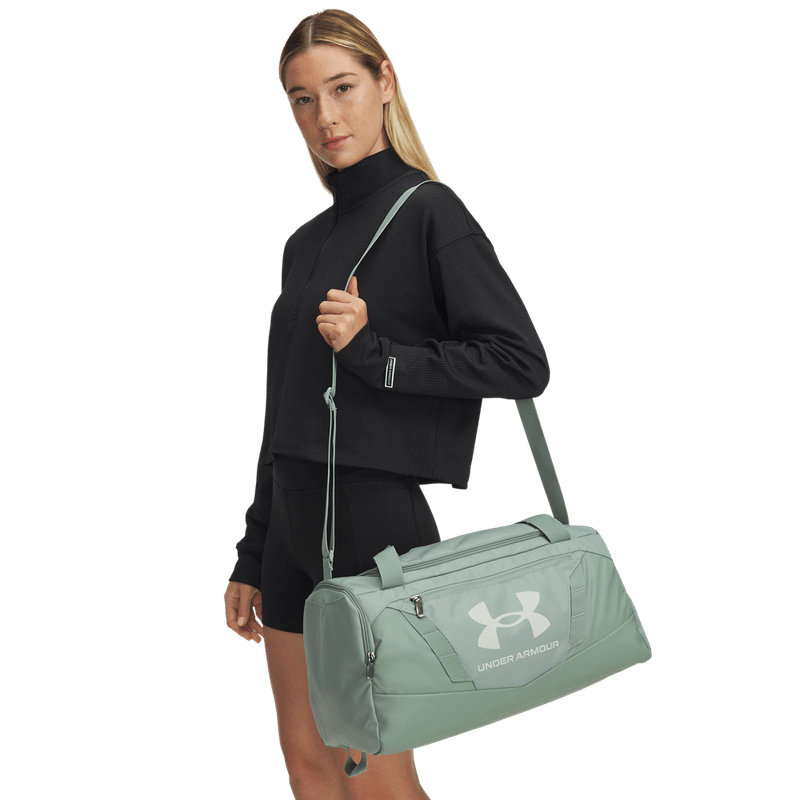 Maletin-under-armour-unisex-Ua-Undeniable-5.0-Duffle-Xs-para-entrenamiento-color-verde.-Frente-Sobre-Modelo