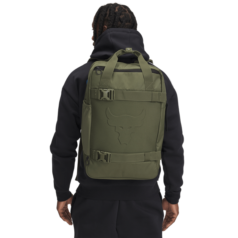 Morral-under-armour-unisex-Ua-Project-Rock-Box-Df-Bp-para-entrenamiento-color-verde.-Frente-Sobre-Modelo