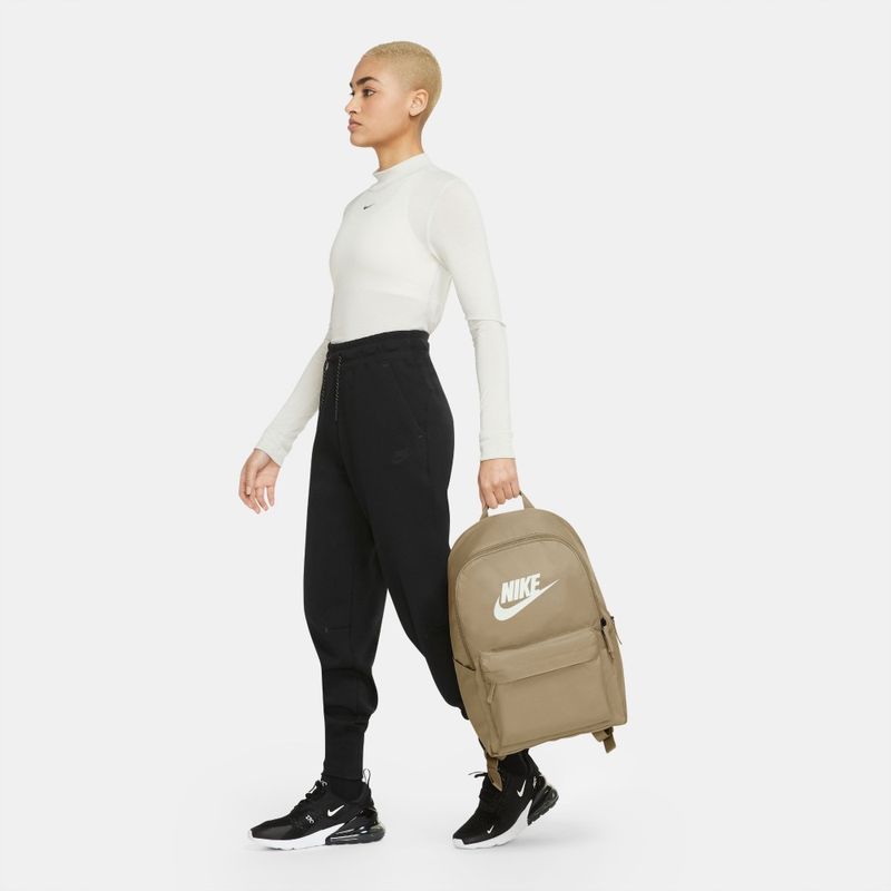 Morral-nike-para-hombre-Nk-Heritage-Bkpk-para-moda-color-cafe.-Modelo-Accesorio