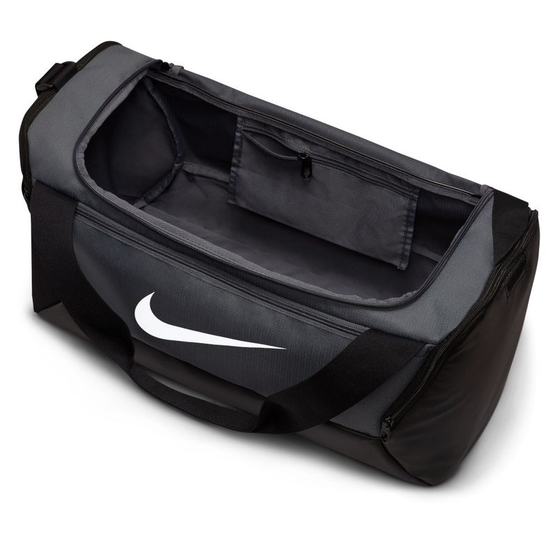 Maletin-nike-para-hombre-Nk-Brsla-S-Duff---9.5--41L--para-entrenamiento-color-gris.-Reverso-Sobre-Modelo