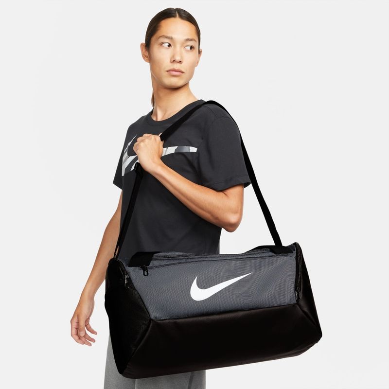 Maletin-nike-para-hombre-Nk-Brsla-S-Duff---9.5--41L--para-entrenamiento-color-gris.-Detalle-2