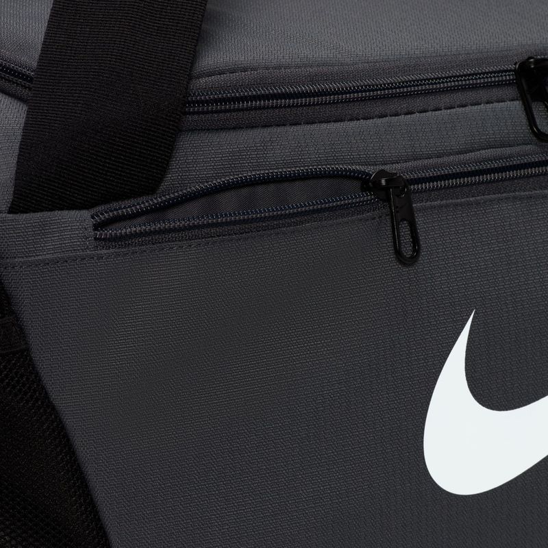 Maletin-nike-para-hombre-Nk-Brsla-S-Duff---9.5--41L--para-entrenamiento-color-gris.-Detalle-Izquierdo
