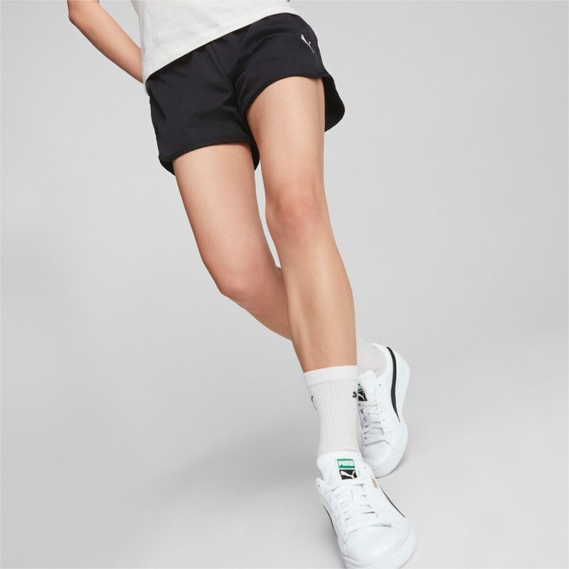Pantaloneta-puma-para-mujer-Active-4-Woven-Shorts-W-para-moda-color-negro.-Frente-Con-Modelo