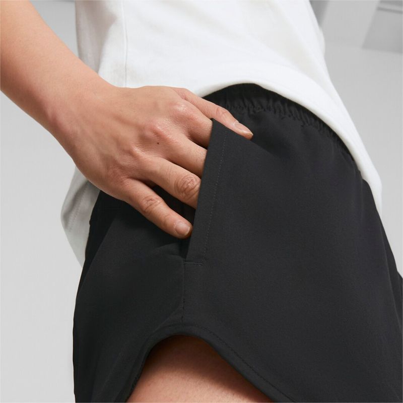 Pantaloneta-puma-para-mujer-Active-4-Woven-Shorts-W-para-moda-color-negro.-Reverso-Con-Modelo