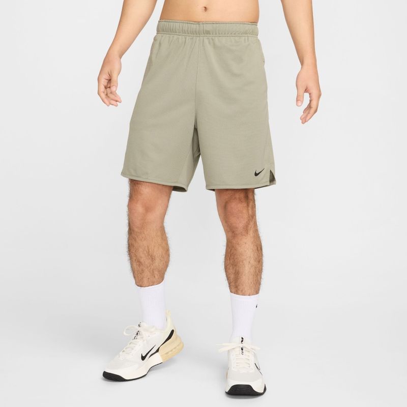 Pantaloneta-nike-para-hombre-M-Nk-Df-Totality-Knit-7In-Ul-para-entrenamiento-color-verde.-Frente-Sobre-Modelo