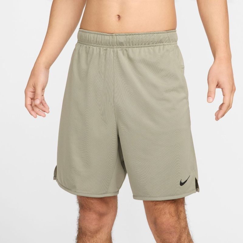 Pantaloneta-nike-para-hombre-M-Nk-Df-Totality-Knit-7In-Ul-para-entrenamiento-color-verde.-Reverso-Sobre-Modelo