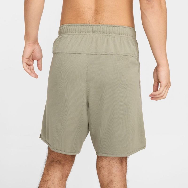 Pantaloneta-nike-para-hombre-M-Nk-Df-Totality-Knit-7In-Ul-para-entrenamiento-color-verde.-Reverso-Sobre-Modelo