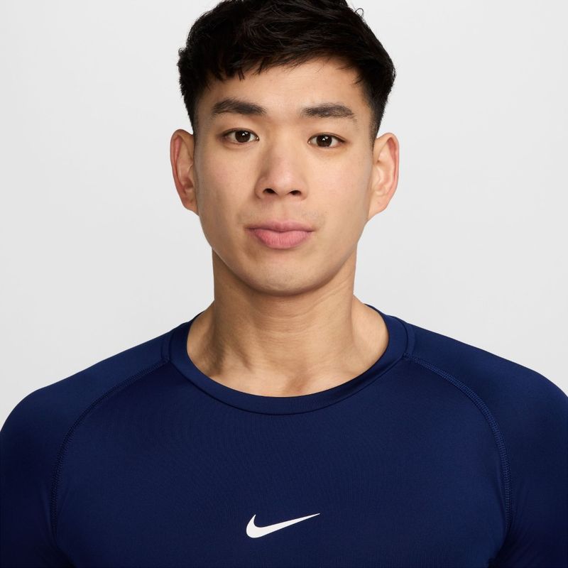 Camiseta-Manga-Larga-nike-para-hombre-M-Np-Df-Tight-Top-Ls-para-entrenamiento-color-azul.-Reverso-Sobre-Modelo