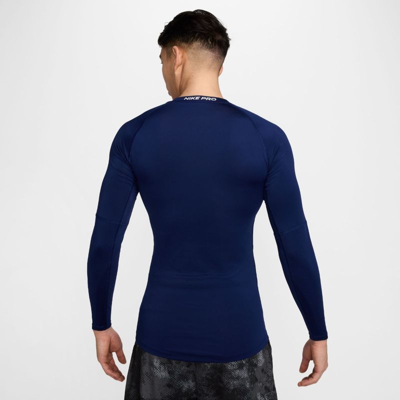 Camiseta-Manga-Larga-nike-para-hombre-M-Np-Df-Tight-Top-Ls-para-entrenamiento-color-azul.-Reverso-Sobre-Modelo