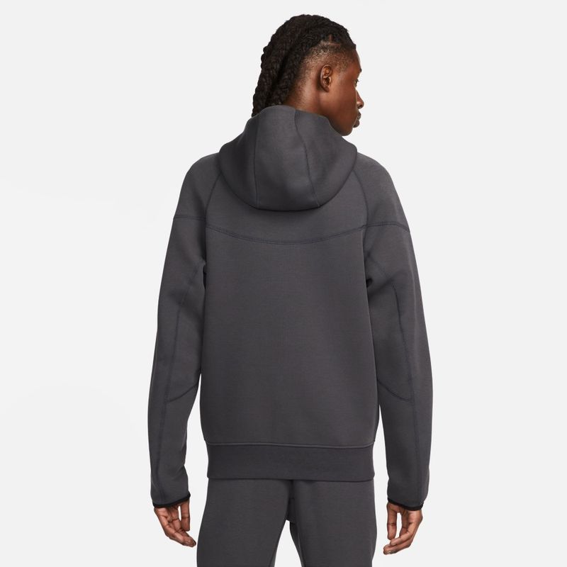 Chaqueta-nike-para-hombre-M-Nk-Tch-Flc-Fz-Wr-Hoodie-para-moda-color-gris.-Reverso-Sobre-Modelo