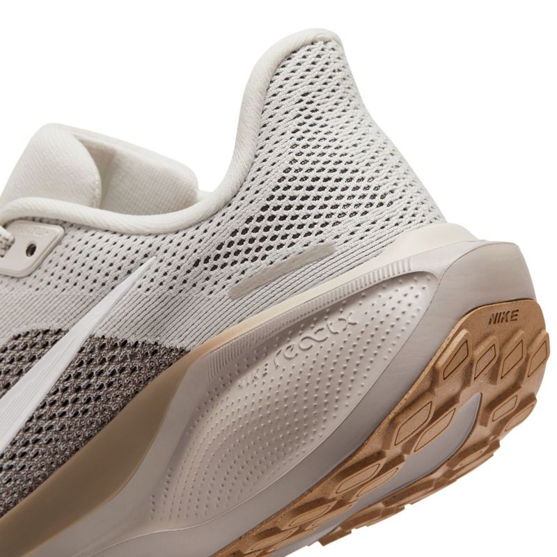 Tenis-nike-para-mujer-W-Air-Zoom-Pegasus-41-para-correr-color-gris.-Talon