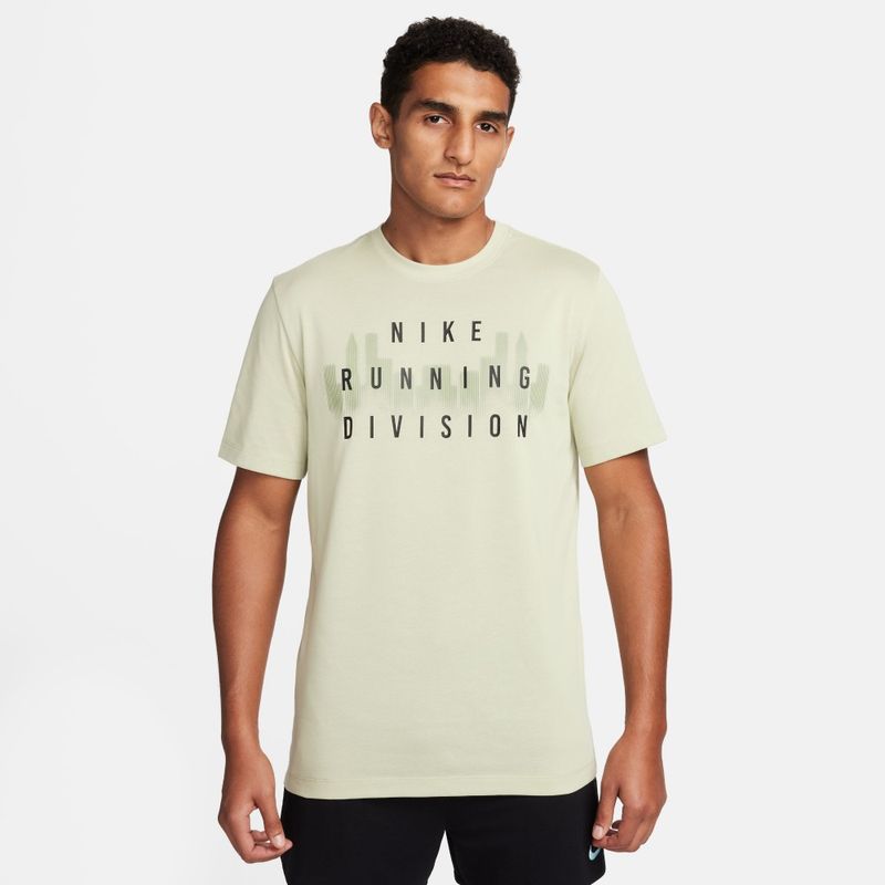 Camiseta-Manga-Corta-nike-para-hombre-M-Nk-Df-Tee-Run-Div-Sp24-para-correr-color-verde.-Frente-Sobre-Modelo