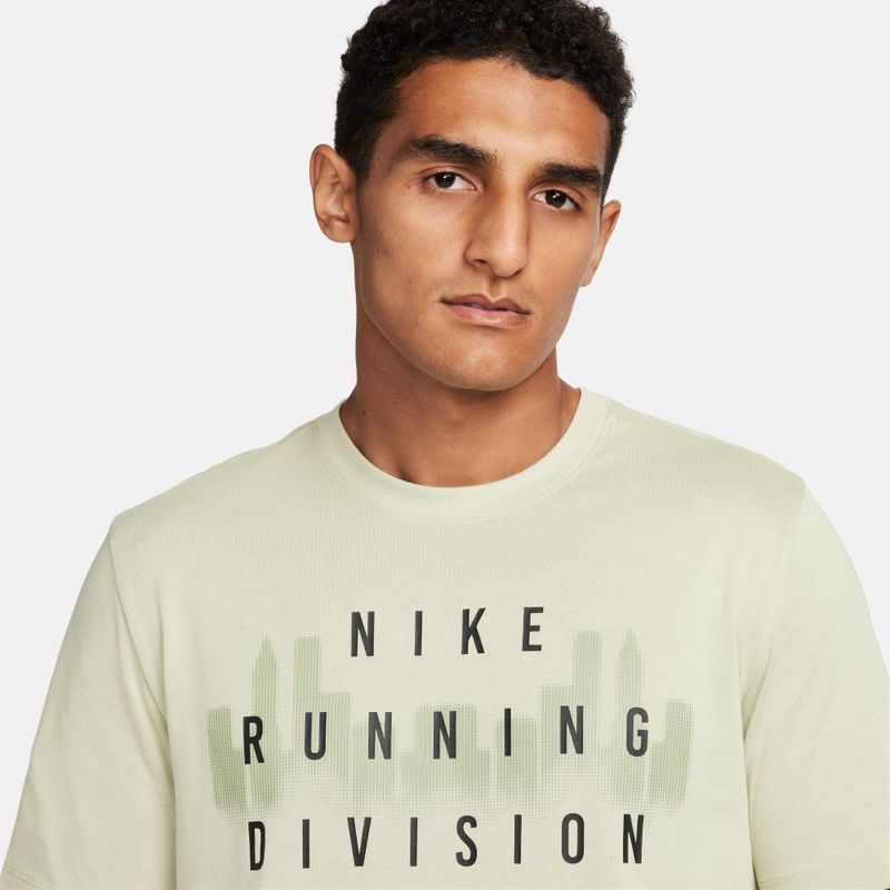 Camiseta-Manga-Corta-nike-para-hombre-M-Nk-Df-Tee-Run-Div-Sp24-para-correr-color-verde.-Reverso-Sobre-Modelo
