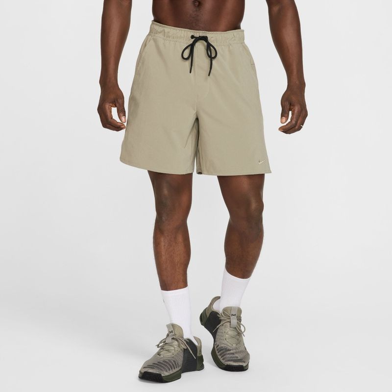 Pantaloneta-nike-para-hombre-M-Nk-Df-Unlimited-Wvn-7In-Ul-para-entrenamiento-color-beige.-Frente-Sobre-Modelo