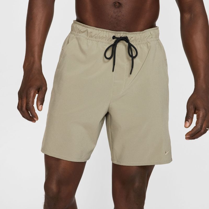 Pantaloneta-nike-para-hombre-M-Nk-Df-Unlimited-Wvn-7In-Ul-para-entrenamiento-color-beige.-Reverso-Sobre-Modelo