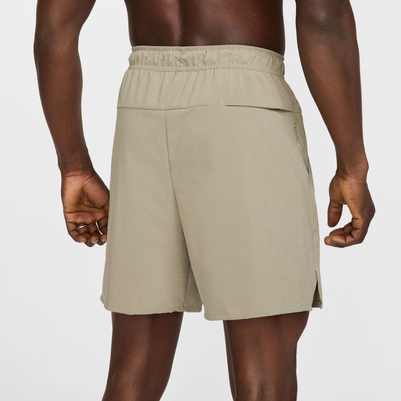 Pantaloneta-nike-para-hombre-M-Nk-Df-Unlimited-Wvn-7In-Ul-para-entrenamiento-color-beige.-Reverso-Sobre-Modelo