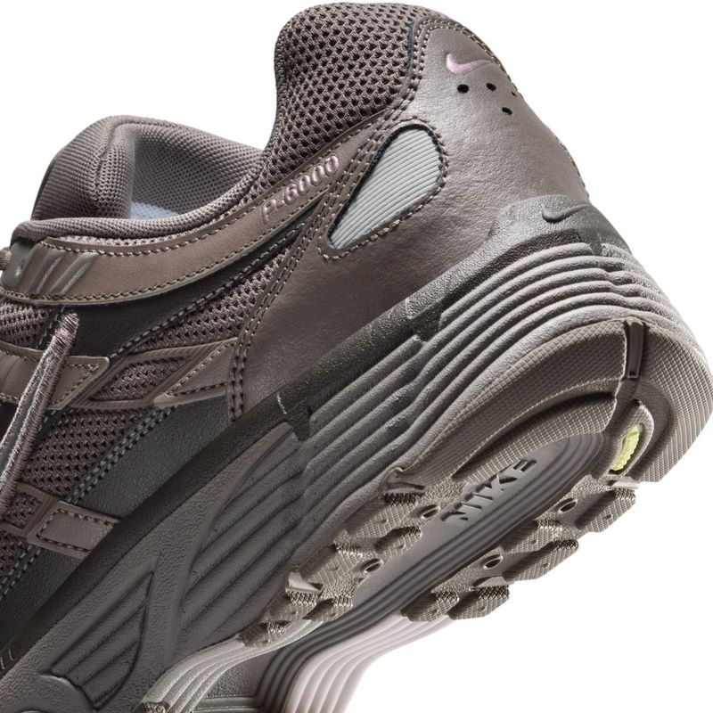Tenis-nike-para-hombre-Nike-P-6000-para-moda-color-cafe.-Talon