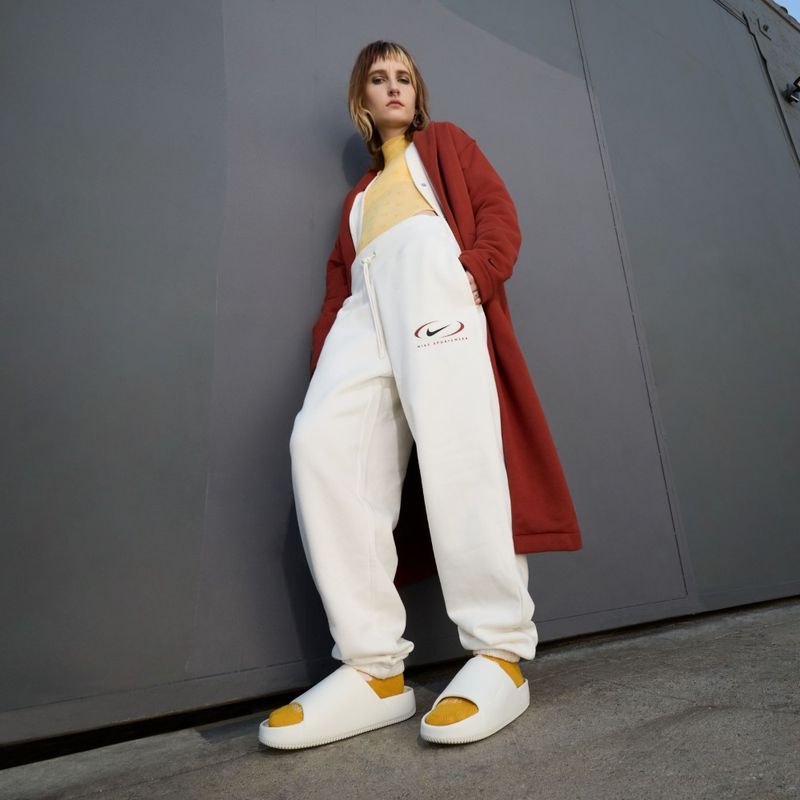 Sandalias-nike-para-mujer-W-Nike-Calm-Slide-para-natacion-color-blanco.-Vista-Cuerpo-Completo-Modelo