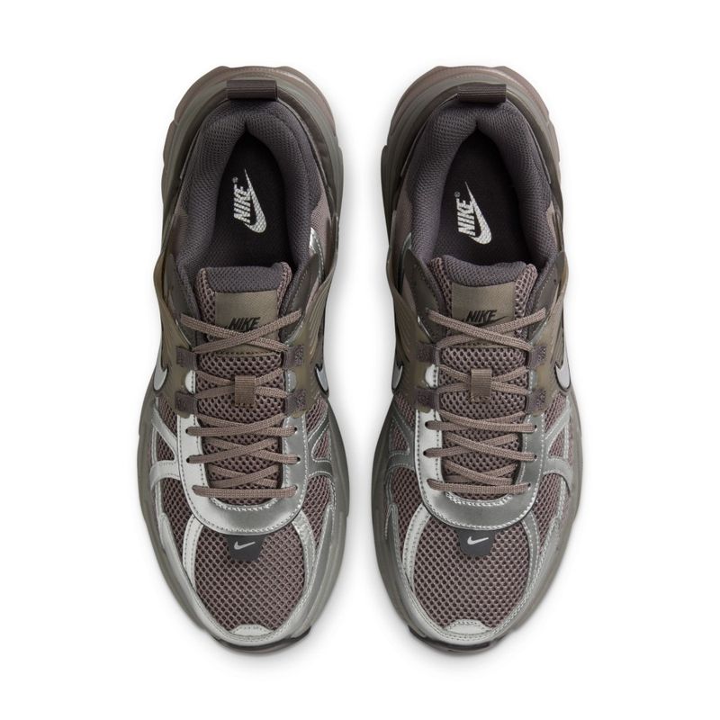 Tenis-nike-para-hombre-Nike-V2K-Run-Y2K-para-moda-color-cafe.-Capellada