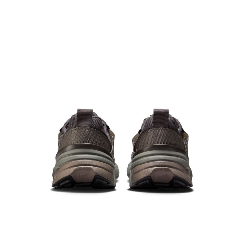 Tenis-nike-para-hombre-Nike-V2K-Run-Y2K-para-moda-color-cafe.-Talon
