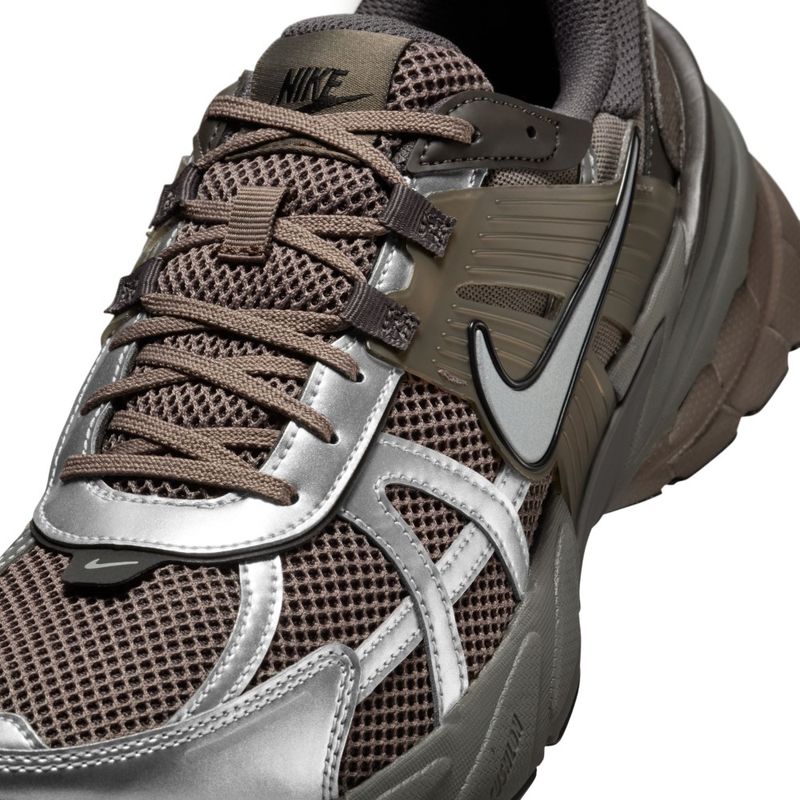 Tenis-nike-para-hombre-Nike-V2K-Run-Y2K-para-moda-color-cafe.-Detalle-1