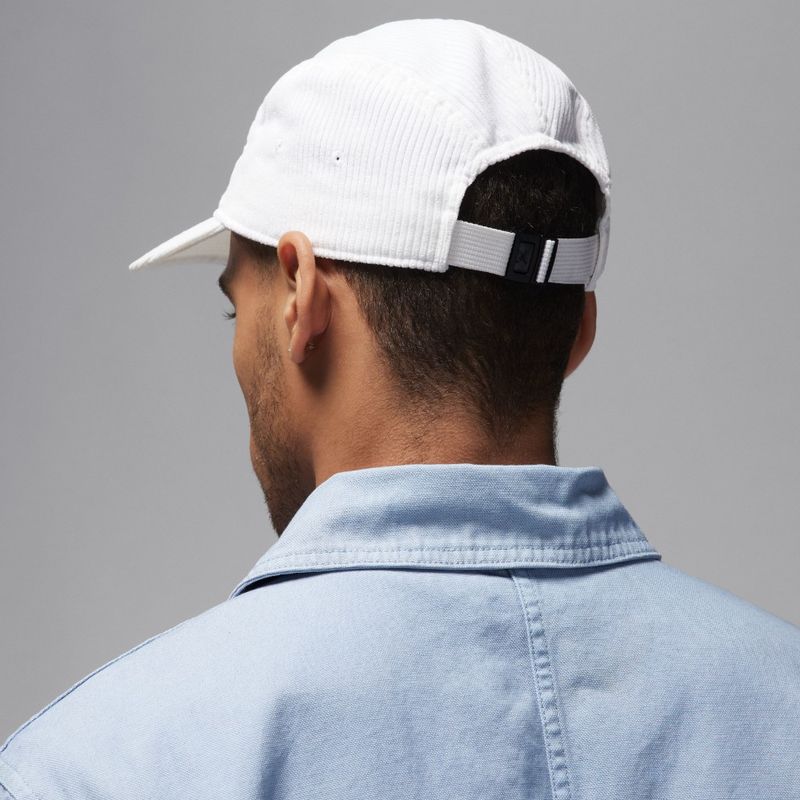 Gorra-nike-para-hombre-U-J-Aw84-Jumpman-Cap-para-moda-color-blanco.-Reverso-Sobre-Modelo