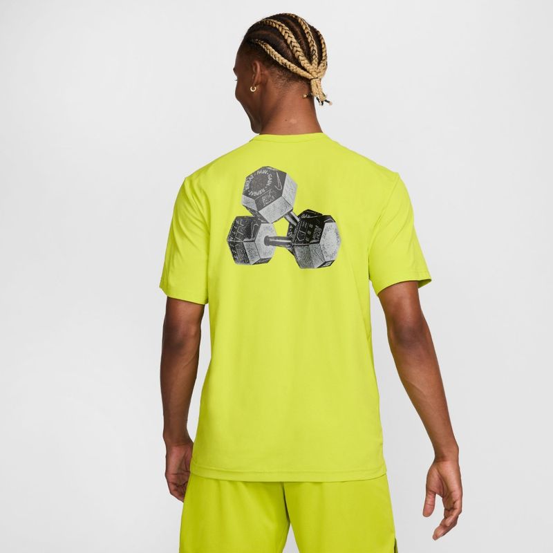 Camiseta-Manga-Corta-nike-para-hombre-M-Nk-Df-Hyverse-Top-Ss-Gfx-para-entrenamiento-color-verde.-Frente-Sobre-Modelo