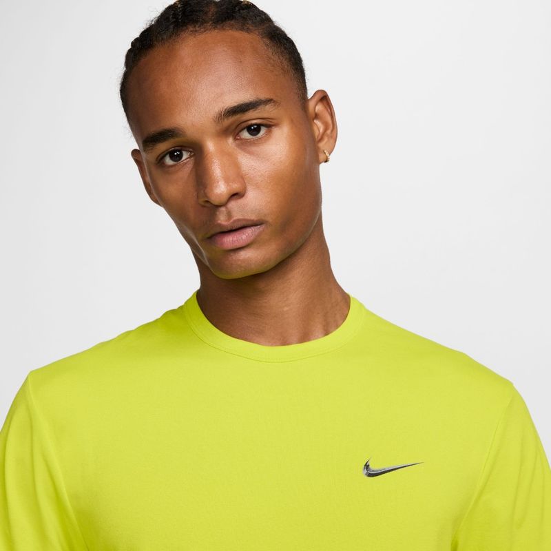 Camiseta-Manga-Corta-nike-para-hombre-M-Nk-Df-Hyverse-Top-Ss-Gfx-para-entrenamiento-color-verde.-Reverso-Sobre-Modelo