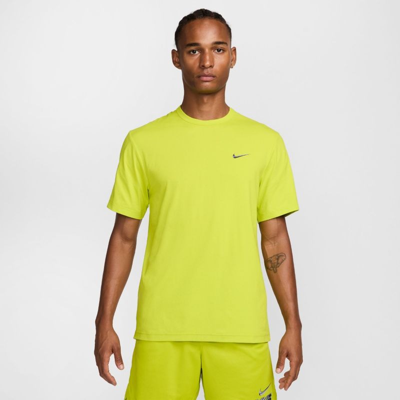 Camiseta-Manga-Corta-nike-para-hombre-M-Nk-Df-Hyverse-Top-Ss-Gfx-para-entrenamiento-color-verde.-Reverso-Sobre-Modelo
