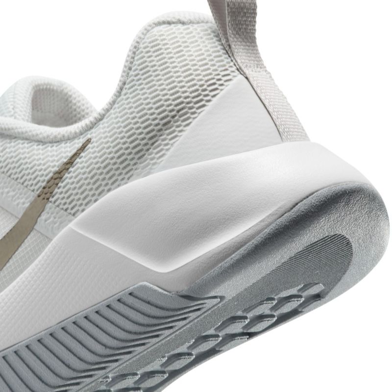 Tenis-nike-para-mujer-W-Nike-Mc-Trainer-3-para-entrenamiento-color-gris.-Talon