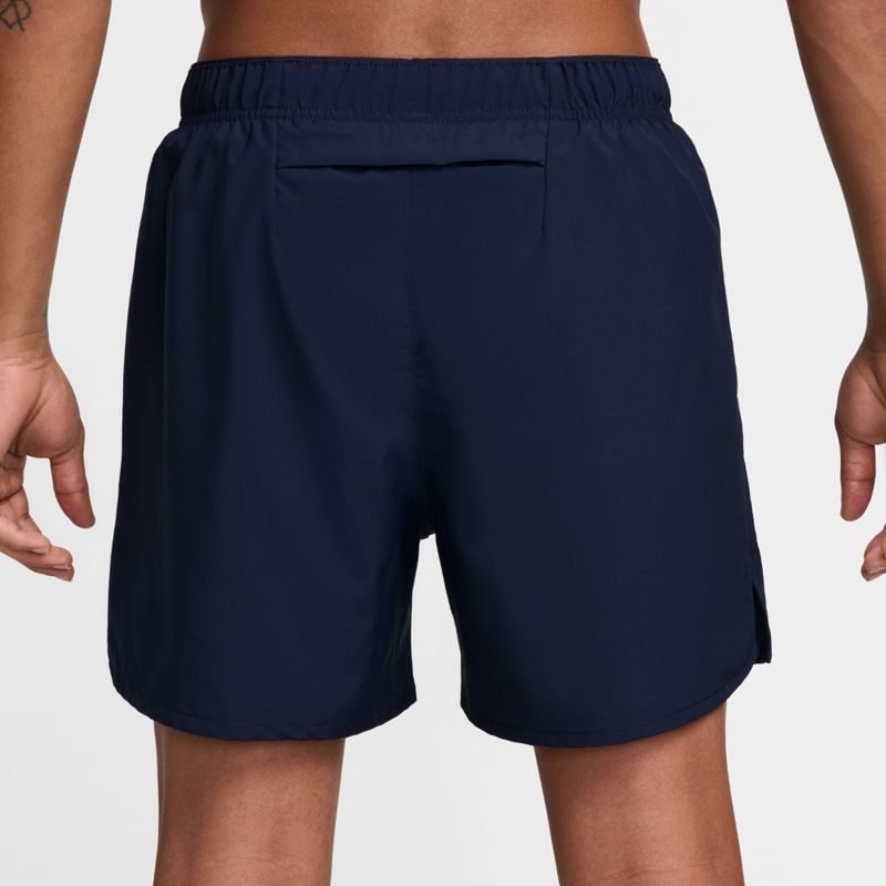 Pantaloneta-nike-para-hombre-M-Nk-Df-Challenger-Swoosh-5In-para-correr-color-azul.-Reverso-Sobre-Modelo