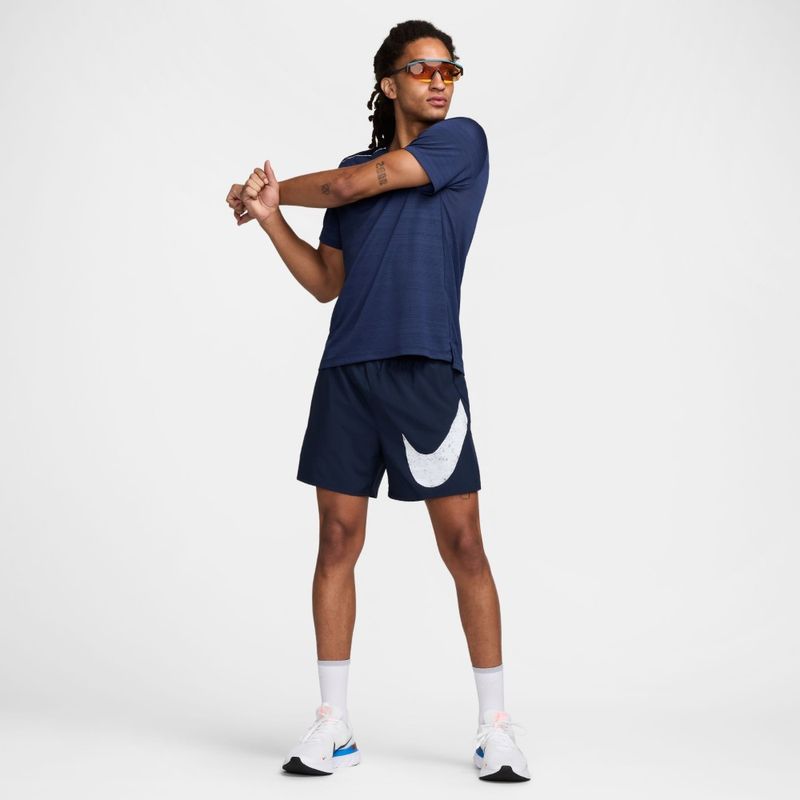 Pantaloneta-nike-para-hombre-M-Nk-Df-Challenger-Swoosh-5In-para-correr-color-azul.-Detalle-9