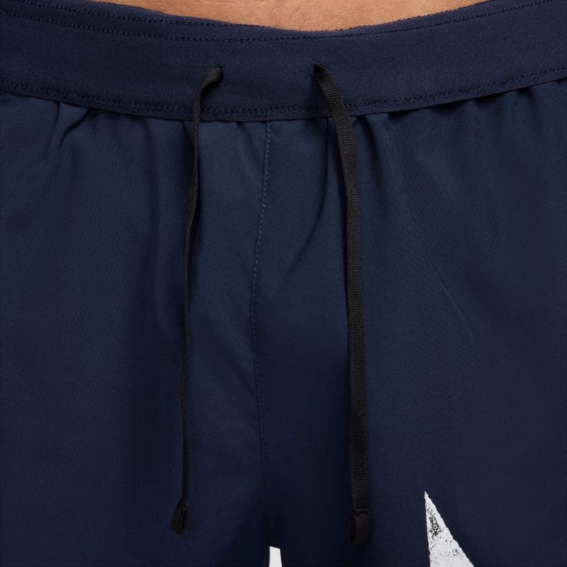 Pantaloneta-nike-para-hombre-M-Nk-Df-Challenger-Swoosh-5In-para-correr-color-azul.-Detalle-1