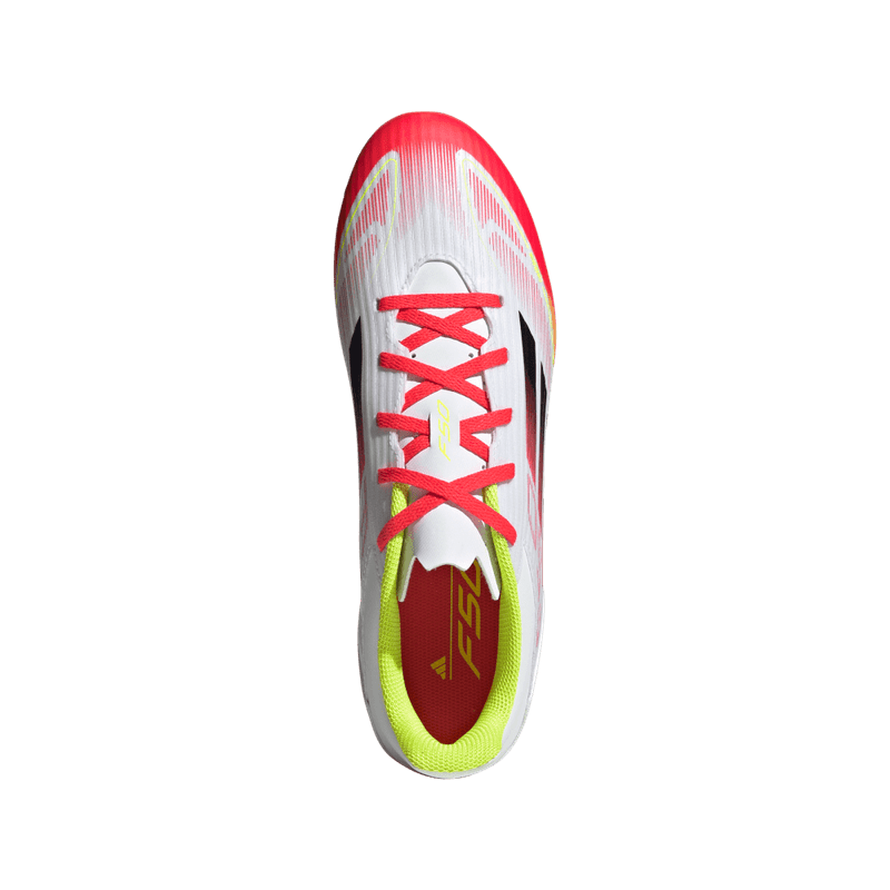 Guayos-adidas-unisex-F50-Club-Fg-Mg-para-futbol-color-blanco.-Vista-Lateral-Pares