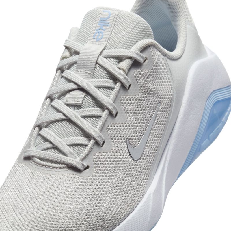 Tenis-nike-para-mujer-W-Nike-Air-Zoom-Bella-7-para-entrenamiento-color-gris.-Detalle-1