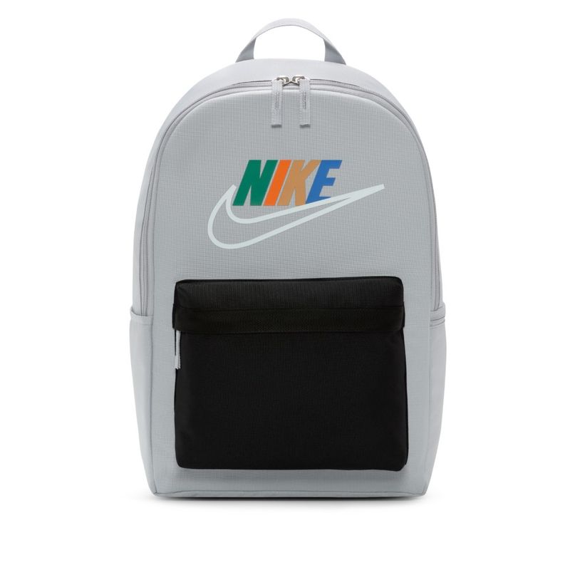 Morral-nike-para-hombre-Nk-Heritage-Bkpk-Hbr-Core-Fa24-para-moda-color-gris.-Frente-Sin-Modelo