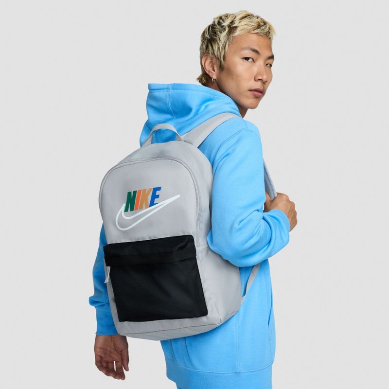 Morral-nike-para-hombre-Nk-Heritage-Bkpk-Hbr-Core-Fa24-para-moda-color-gris.-Detalle-2